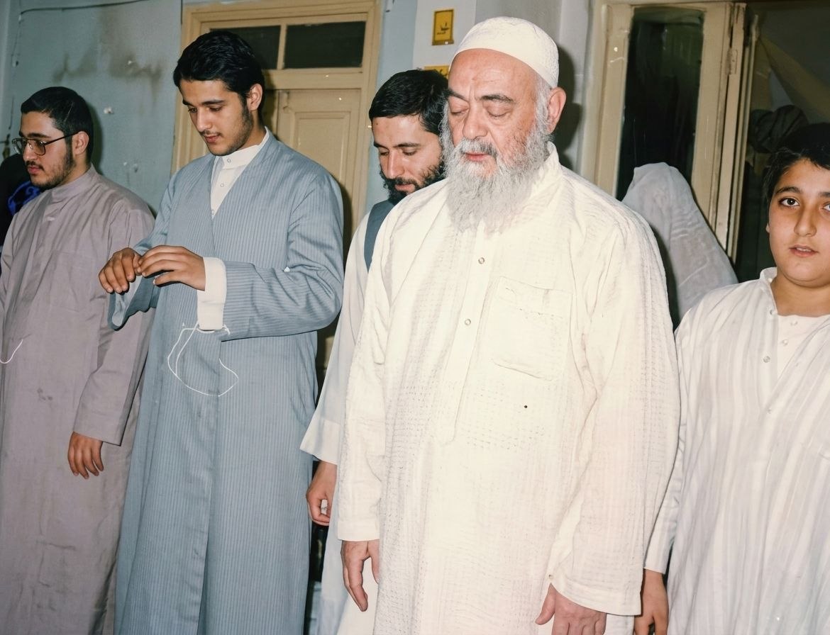 صلاة السيد خلف والده 2